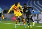 Ousmane Dembélé (l) vom FC Barcelona im Duell mit Real-Profi Vinicius Junior. Foto: Manu Fernandez/AP/dpa
