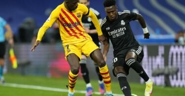 Ousmane Dembélé (l) vom FC Barcelona im Duell mit Real-Profi Vinicius Junior. Foto: Manu Fernandez/AP/dpa