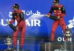 Charles Leclerc (r) feiert auf dem Podium mit seinem Teamkollegen Carlos Sainz. Foto: Hassan Ammar/AP/dpa