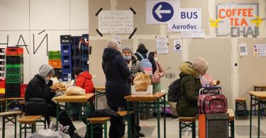 Nahrung und Tipps für die Weiterfahrt erhalten ukrainische Flüchtlinge an einer Anlaufstelle im Berliner Hauptbahnhof. Foto: Joerg Carstensen/dpa