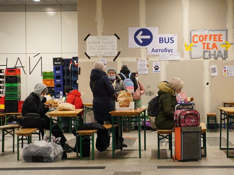 Nahrung und Tipps für die Weiterfahrt erhalten ukrainische Flüchtlinge an einer Anlaufstelle im Berliner Hauptbahnhof. Foto: Joerg Carstensen/dpa