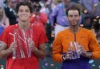 Sieger Taylor Fritz (l) hält mit seiner Trophäe neben Rafael Nadal bei der Siegerehrung. Foto: Mark J. Terrill/AP/dpa