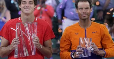 Sieger Taylor Fritz (l) hält mit seiner Trophäe neben Rafael Nadal bei der Siegerehrung. Foto: Mark J. Terrill/AP/dpa