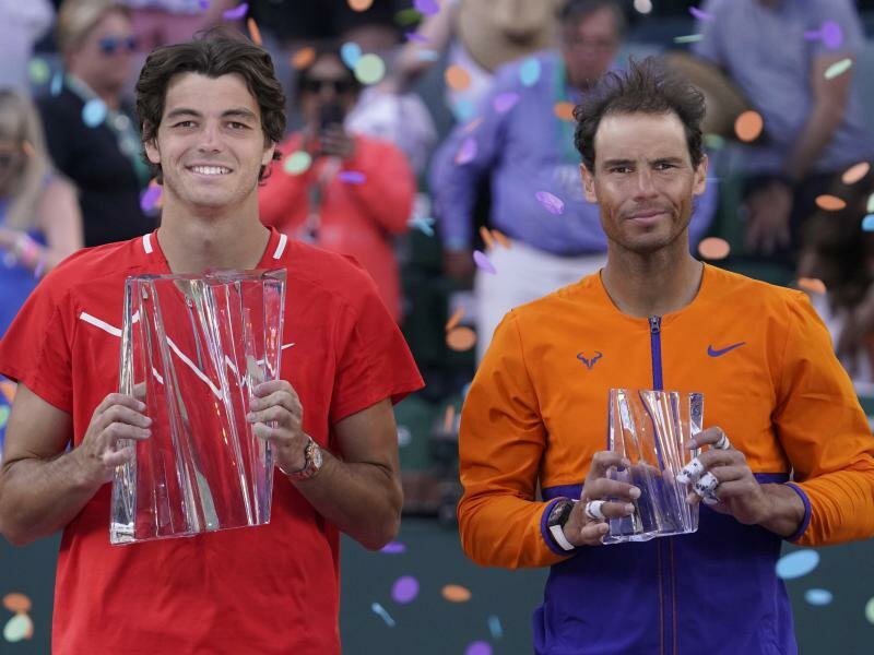 Sieger Taylor Fritz (l) hält mit seiner Trophäe neben Rafael Nadal bei der Siegerehrung. Foto: Mark J. Terrill/AP/dpa