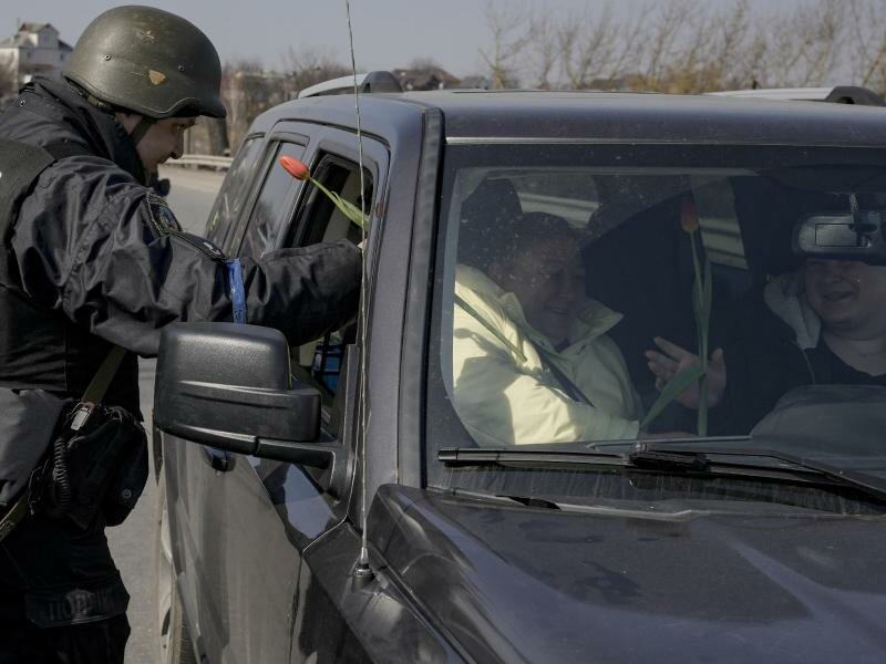 Nette Geste im Grauen des Krieges: Die Angriffe auf Kiew nehmen zu - viele flüchten aus der ukrainischen Hauptstadt. Foto: Vadim Ghirda/AP/dpa