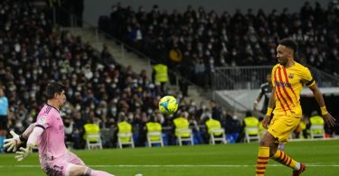 Barcelonas Pierre-Emerick Aubameyang (r) erzielt das Tor zum 4:0 gegen Madrid vorbei an Real-Torhüter Thibaut Courtois. Foto: Manu Fernandez/AP/dpa