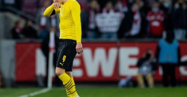 Der Einzige, der wohl noch an eine echte Titelchance für Borussia Dortmund geglaubt hatte: Erling Haaland verlässt den Platz. Foto: Rolf Vennenbernd/dpa