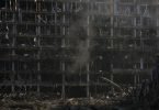 Inzwischen wurden letzte Feuer gelöscht, doch das Einkaufszentrum in&nbsp;Kiew wurde ohnehin durch russische Artillerie völlig zerstört. Foto: Felipe Dana/AP/dpa