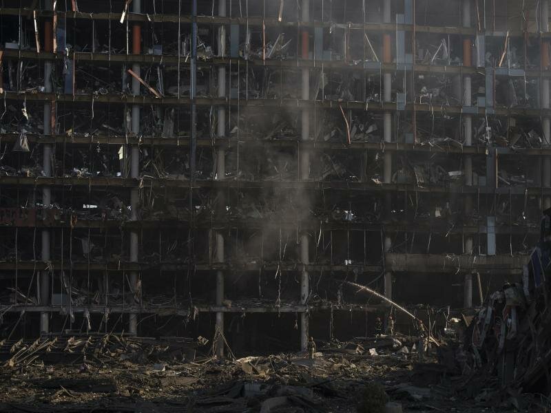 Inzwischen wurden letzte Feuer gelöscht, doch das Einkaufszentrum in&nbsp;Kiew wurde ohnehin durch russische Artillerie völlig zerstört. Foto: Felipe Dana/AP/dpa