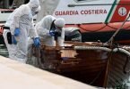 Forensiker begutachten im Juni 2021 den Schaden an dem Ruderboot. Jetzt sind die Unfallverursacher zu Haftstrafen verurteilt worden. Foto: Gabriele Strada/AP/dpa