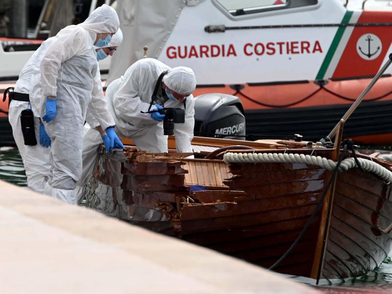 Forensiker begutachten im Juni 2021 den Schaden an dem Ruderboot. Jetzt sind die Unfallverursacher zu Haftstrafen verurteilt worden. Foto: Gabriele Strada/AP/dpa