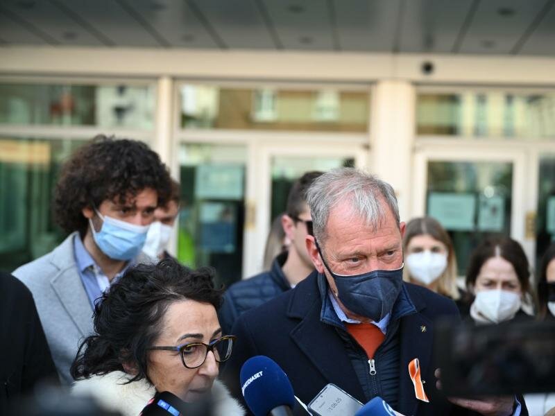 Raffaele Nedrotti (m.) und seine Frau Nadia (vorn l), die Eltern der bei dem Bootsunfall verstorbenen Greta Nedrotti, vor dem Gericht. Foto: Johannes Neudecker/dpa