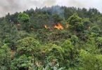 Rauch und Flammen steigen an der Absturzstelle im Kreis Tengxian in der südchinesischen Region Guangxi auf. Foto: -/Xinhua/dpa