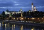 Autos fahren am Ufer der Moskwa vor dem Kreml vorbei. Foto: -/AP/dpa