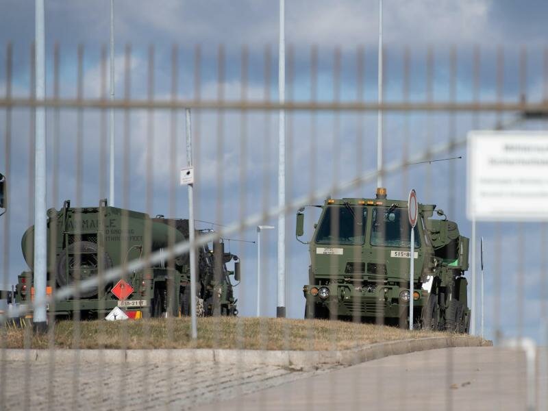 Militärfahrzeuge auf einem Bundeswehr-Gelände in Sachsen, wo bislang eine Nato-Eingreiftruppe stationiert ist. Foto: Sebastian Kahnert/dpa-Zentralbild/dpa