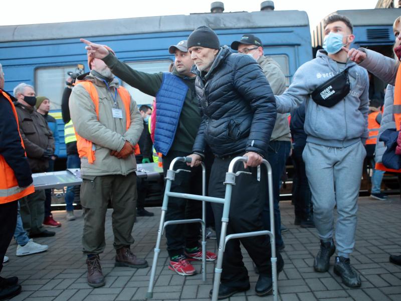 Menschen kommen mit einem Evakuierungszug aus der Region Donezk am Bahnhof von Lwiw an. Foto: -/Ukrinform/dpa