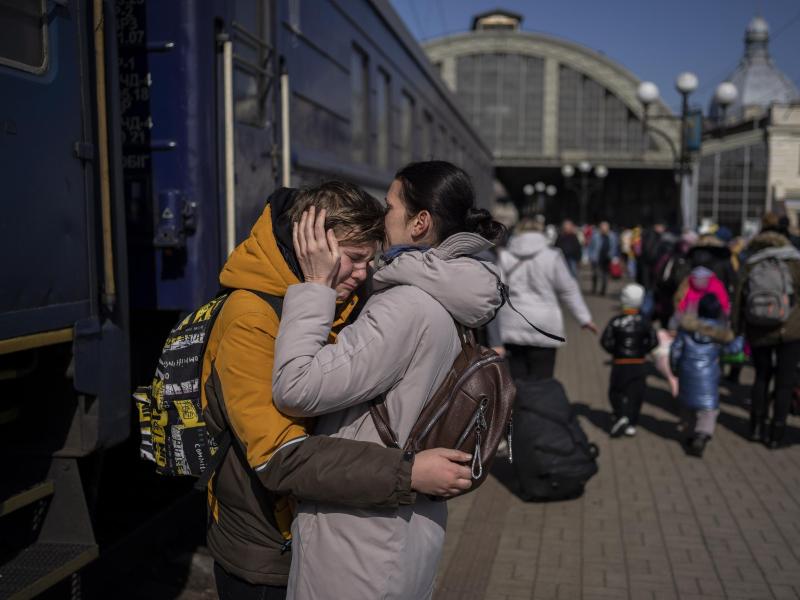 Eine Mutter umarmt in Lwiw ihren Sohn, der aus der belagerten Stadt Mariupol geflohen ist. Foto: Bernat Armangue/AP/dpa