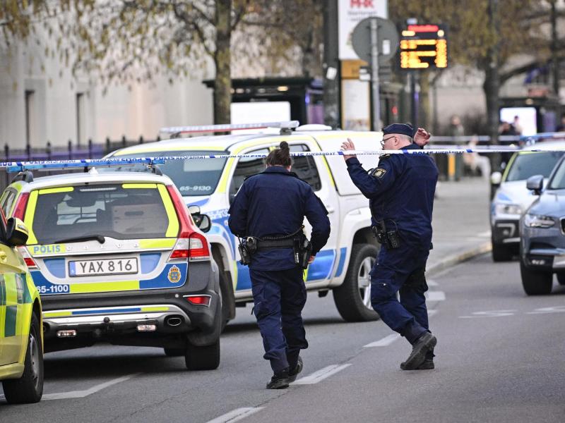 Polizisten im südschwedischen Malmö. Bei einem Vorfall an einer Schule sind dort zwei Frauen getötet worden. Foto: Johan Nilsson/TT News Agency/AP/dpa