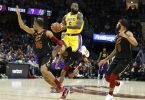 LeBron James (6, 2.v.r) von den Los Angeles Lakers in&nbsp;Aktion gegen Isaac Okoro (35, l) und Lamar Stevens (8) von den Cleveland Cavaliers. Foto: Ron Schwane/FR78273 AP/dpa