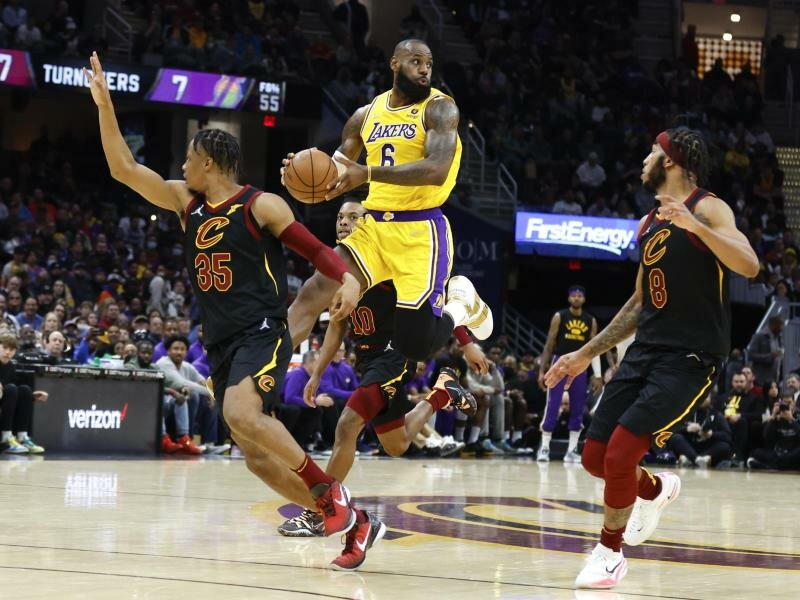 LeBron James (6, 2.v.r) von den Los Angeles Lakers in&nbsp;Aktion gegen Isaac Okoro (35, l) und Lamar Stevens (8) von den Cleveland Cavaliers. Foto: Ron Schwane/FR78273 AP/dpa