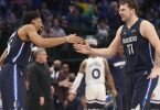 Luka Doncic (77) von Dallas feiert mit Mavericks-Teamkollege Spencer Dinwiddie (26). Foto: Lm Otero/AP/dpa