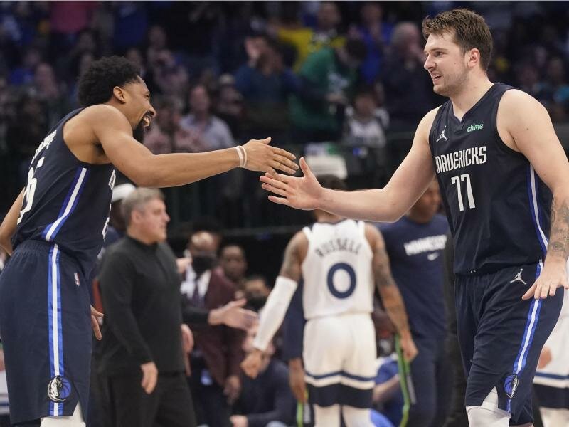 Luka Doncic (77) von Dallas feiert mit Mavericks-Teamkollege Spencer Dinwiddie (26). Foto: Lm Otero/AP/dpa