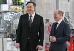 Bundeskanzler Olaf Scholz und Tesla-Chef Elon Musk bei der Eröffnung der Tesla-Fabrik Berlin Brandenburg. Foto: Patrick Pleul/dpa-Zentralbild POOL/dpa