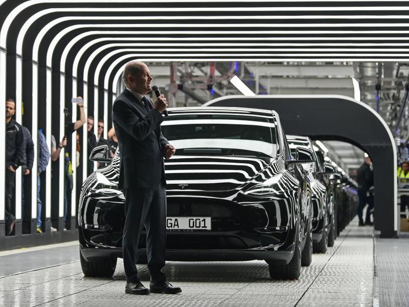 Bundeskanzler Olaf Scholz bei der Eröffnung der Tesla-Fabrik Berlin Brandenburg. Foto: Patrick Pleul/dpa-Zentralbild POOL/dpa