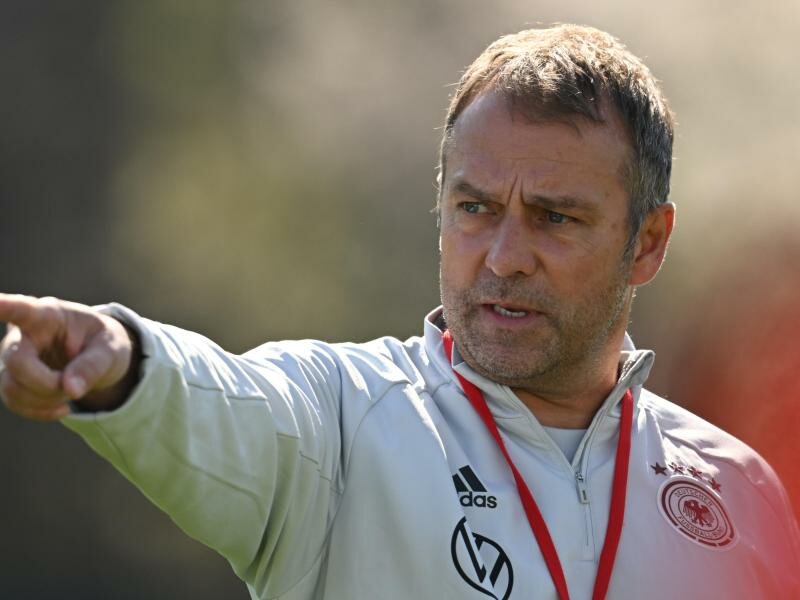 Da geht's lang:&nbsp;Bundestrainer Hansi Flick gibt die Richtung vor. Foto: Arne Dedert/dpa