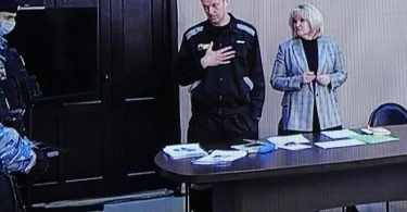 Alexej Nawalny (2.v.r.) ist auf einem Standbild aus einem Video aus dem Gerichtssaal zu sehen. Foto: Alexander Zemlianichenko/AP/dpa