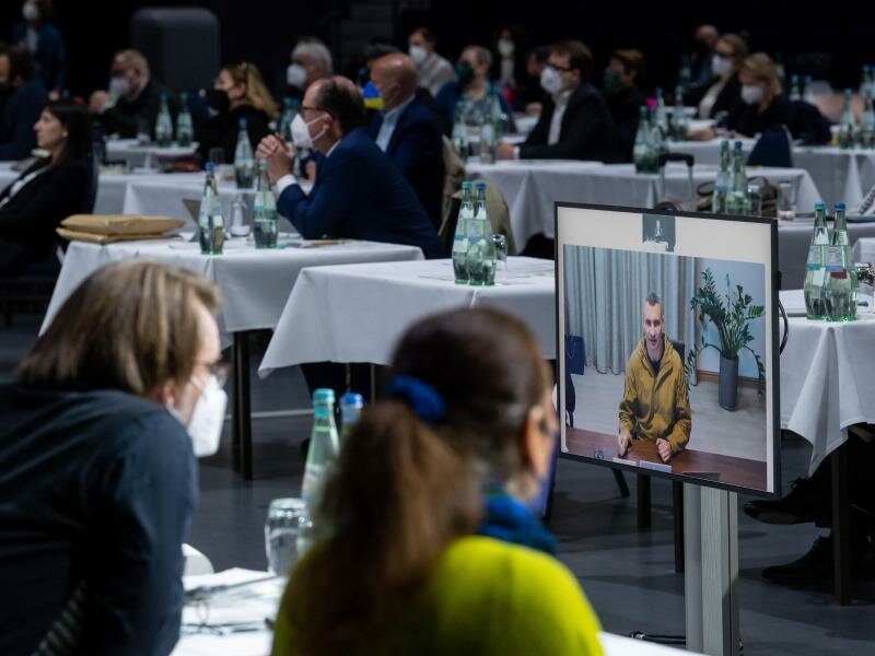 Vitali Klitschko ist per Live-Schalte mit dem Münchner Stadtrat verbunden. Foto: Sven Hoppe/dpa