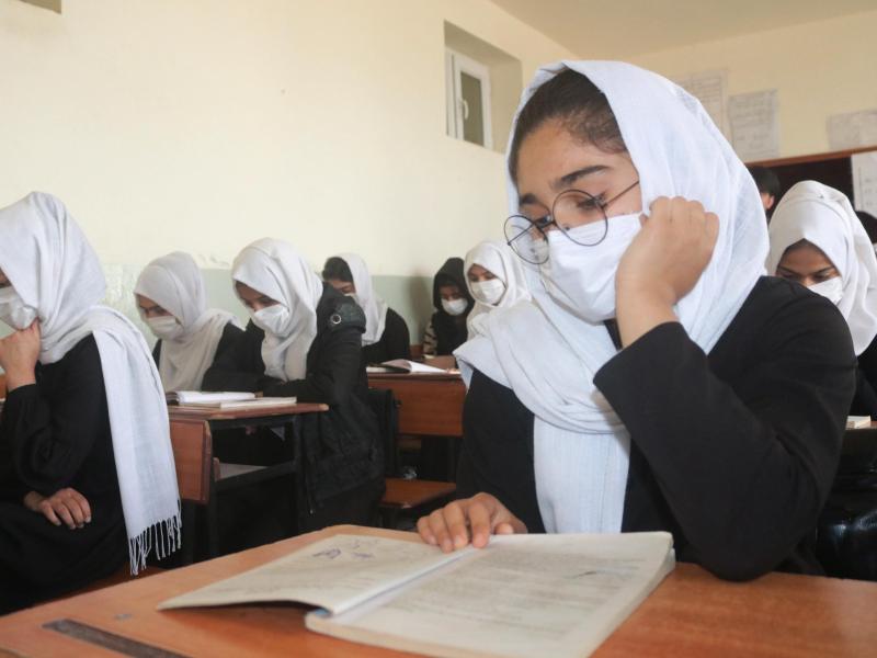 Afghanische Schülerinnen im März 2021 - bevor die Taliban wieder die Macht im Land übernommen haben. Foto: -/XinHua/dpa