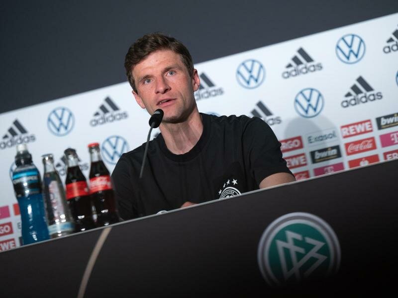 Thomas Müller bei der DFB-Pressekonferenz in Neu-Isenburg. Foto: Sebastian Gollnow/dpa