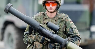 Ein Soldat hält auf dem Truppenübungsplatz im Rahmen der Informationslehrübung «Landoperationen 2016» eine Panzerfaust 3 in der Hand. Foto: picture alliance / dpa