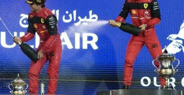 Haben Bahrain-Sieger Charles Leclerc (r) und sein Ferrari-Teamkollege Carlos Sainz auch in Saudi-Arabien Grund zum Feiern?. Foto: Hassan Ammar/AP/dpa