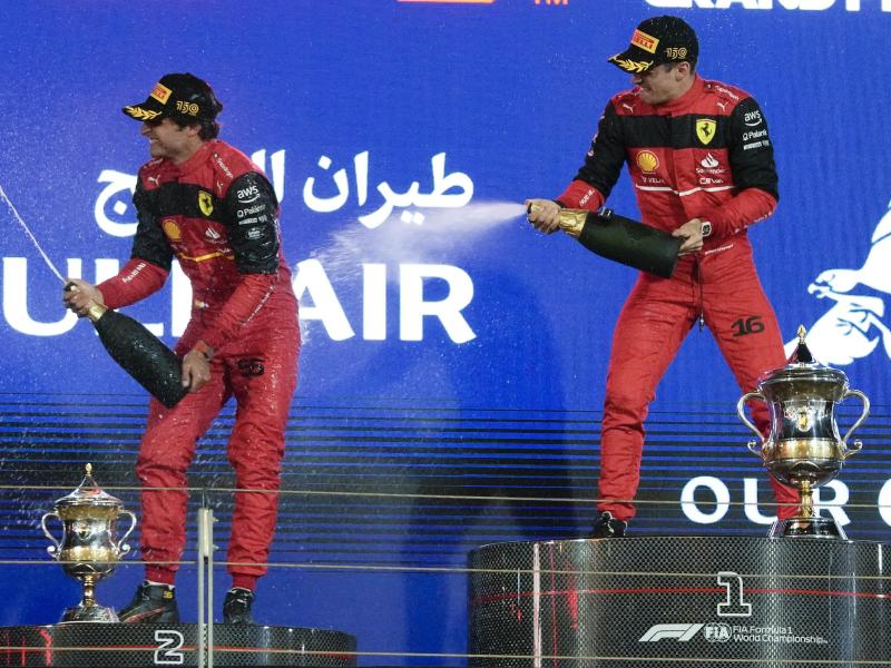 Haben Bahrain-Sieger Charles Leclerc (r) und sein Ferrari-Teamkollege Carlos Sainz auch in Saudi-Arabien Grund zum Feiern?. Foto: Hassan Ammar/AP/dpa