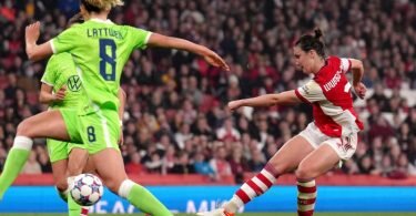 Lotte Wubben-Moy (r) sorgte erste spät für den Arsenal-Ausgleich gegen Wolfsburg. Foto: John Walton/PA Wire/dpa