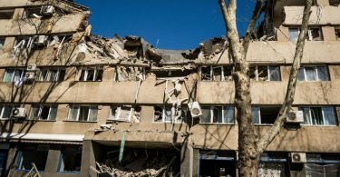 Die Fassade eines von einer russischen Rakete zerstörten Hotels in Mykolaiw, Ukraine. Foto: Vincenzo Circosta/ZUMA Press Wire/dpa