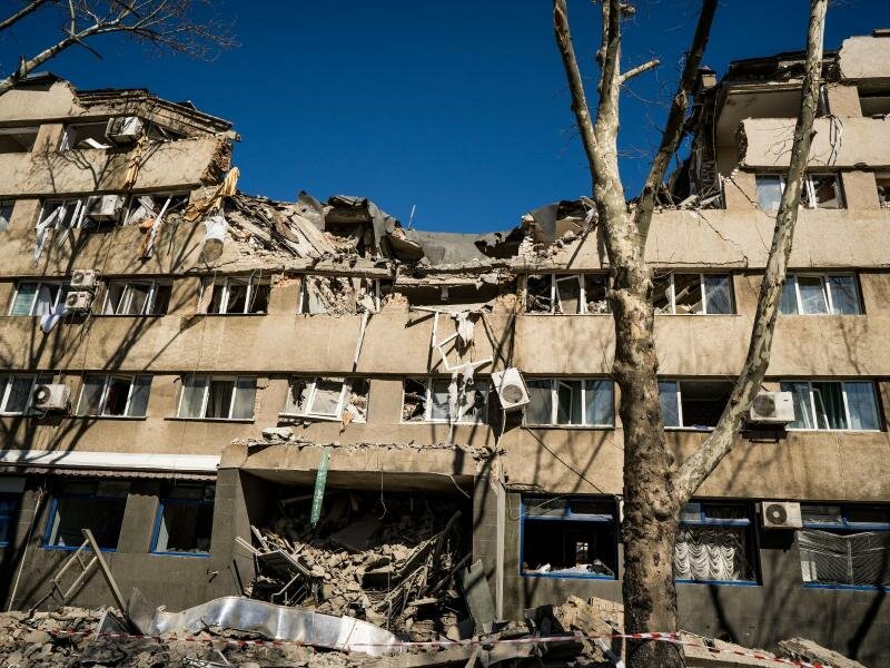 Die Fassade eines von einer russischen Rakete zerstörten Hotels in Mykolaiw, Ukraine. Foto: Vincenzo Circosta/ZUMA Press Wire/dpa