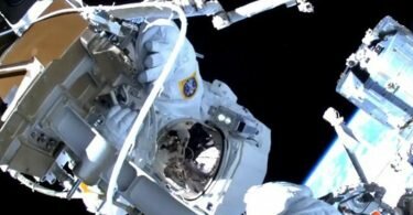 Die von de NASA herausgegebene Aufnahme zeigt den Deutschen Astronauten Matthias Maurer und den US-Astronauten Raja Chari bei Wartungsarbeiten bei einem Außeneinsatz an der Raumstation ISS. Foto: Heidi Lavelle/NASA/dpa