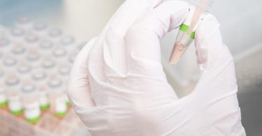 Eine biologisch-technische Assistentin bereitet PCR-Tests auf das Coronavirus vor. Foto: Julian Stratenschulte/dpa