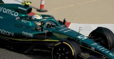 Bei einer Testfahrt vor der Saison sitzt Sebastian Vettel noch selbst am Steuer. Sollte er wegen einer Corona-Infektion erneut ausfallen, wird ihn Nico Hülkenberg vertreten. Foto: Hasan Bratic/dpa