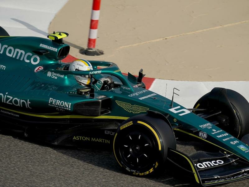 Bei einer Testfahrt vor der Saison sitzt Sebastian Vettel noch selbst am Steuer. Sollte er wegen einer Corona-Infektion erneut ausfallen, wird ihn Nico Hülkenberg vertreten. Foto: Hasan Bratic/dpa