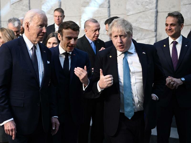 Boris Johnson neben Emmanuel Macron und Joe Biden beim Nato-Sondergipfel in Brüssel. Foto: Brendan Smialowski/Pool AFP/dpa