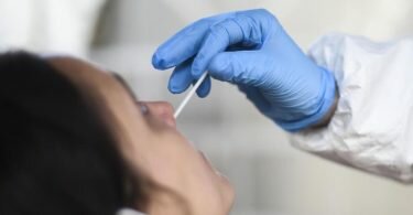 Antigen-Schnelltests erkennen dem Paul-Ehrlich-Institut (PEI) zufolge Omikron ebenso gut wie frühere Varianten des Coronavirus. Foto: Kira Hofmann/dpa-Zentralbild/dpa