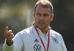 Bundestrainer Hansi Flick leitet das Training der deutschen Nationalmannschaft. Foto: Arne Dedert/dpa