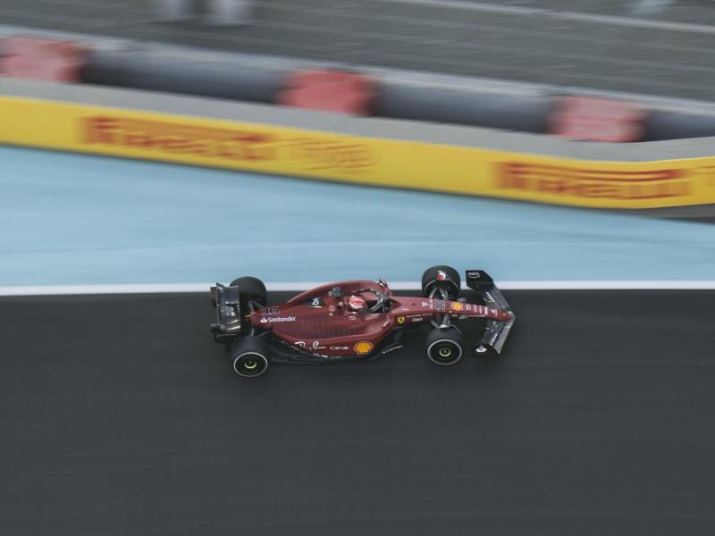 Der Monegasse Charles Leclerc ist im ersten Training zum Großen Preis von Saudi-Arabien im Ferrari-Boliden Bestzeit gefahren. Foto: Hassan Ammar/AP/dpa