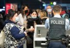 Ukraine-Flüchtlinge aus Moldau warten auf dem Flughafen Frankfurt auf ihre Registrierung durch die Bundespolizei. Foto: Boris Roessler/dpa