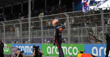 Der Mexikaner Sergio Perez startet mit dem Red-Bull-Boliden von der Pole Position in das Rennen. Foto: Hassan Ammar/AP/dpa