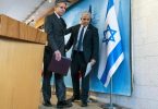 Antony Blinken (l), Außenminister der USA, und Yair Lapid, Außenminister von Israel, gehen nach einer gemeinsamen Pressekonferenz von der Bühne. Foto: Jacquelyn Martin/Pool AP/dpa